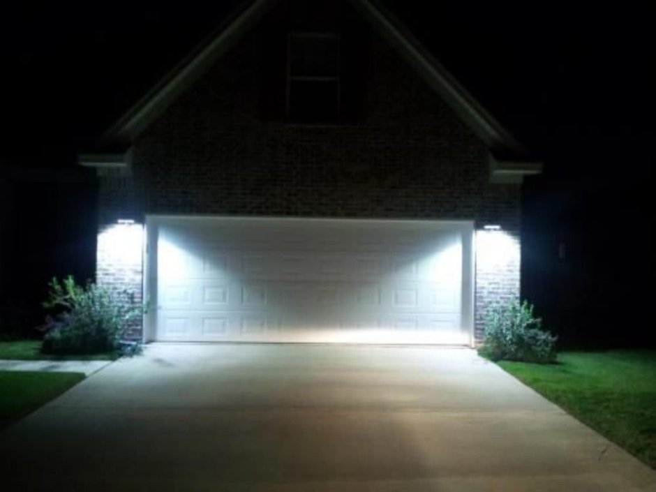 Прожектор в гараж. Подсветка фасада гаража. Уличное освещение гаража. Светильник на фасад гаража. Освещение гаража прожекторами.