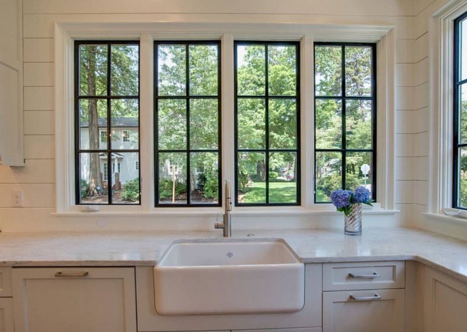 Обрамление окна на кухне плиткой