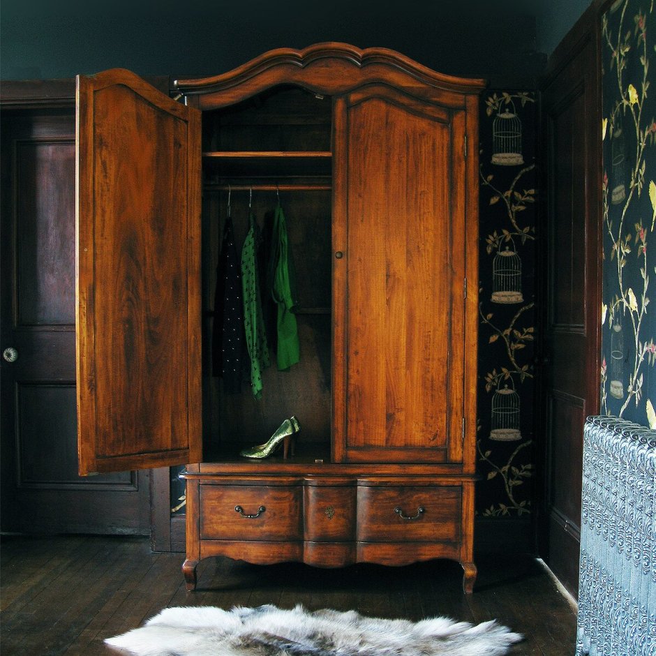Старинный шкаф для одежды