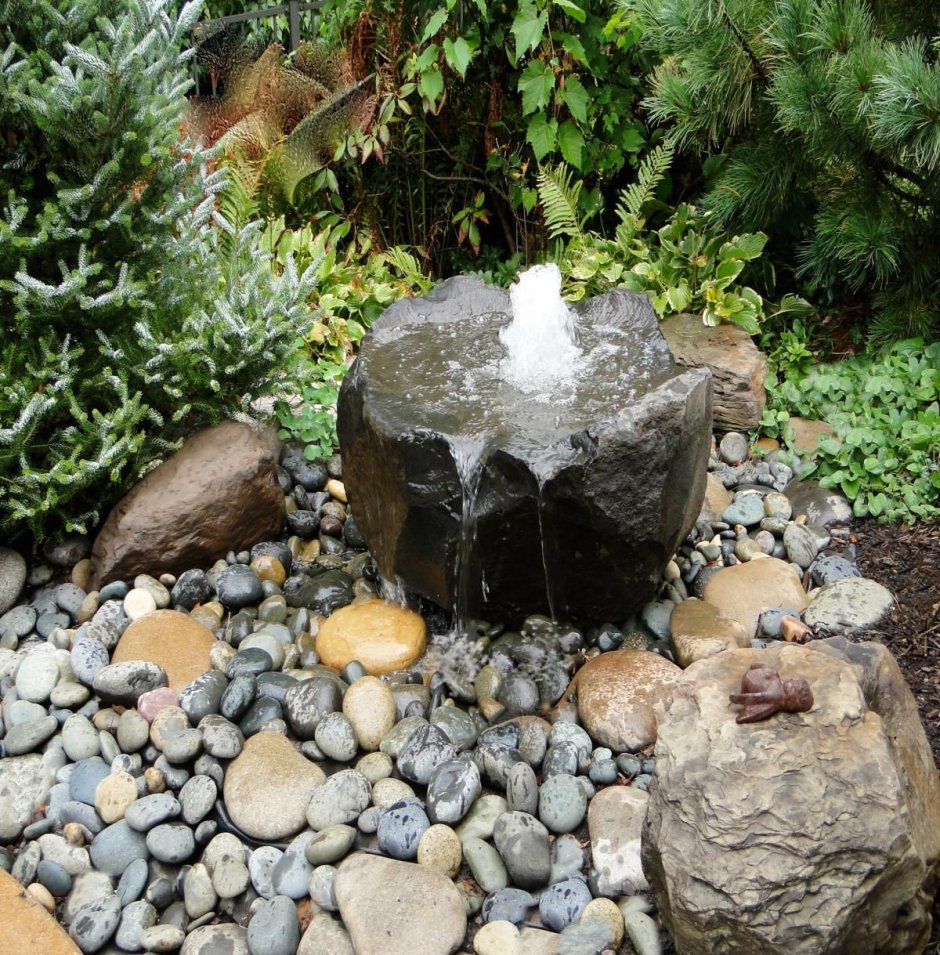 Садовый фонтан из камня
