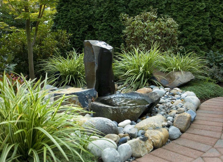 Каменный фонтан для сада
