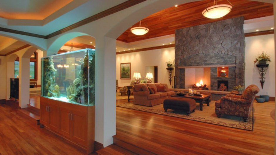 Интерьер гостиной с аквариумом и камином