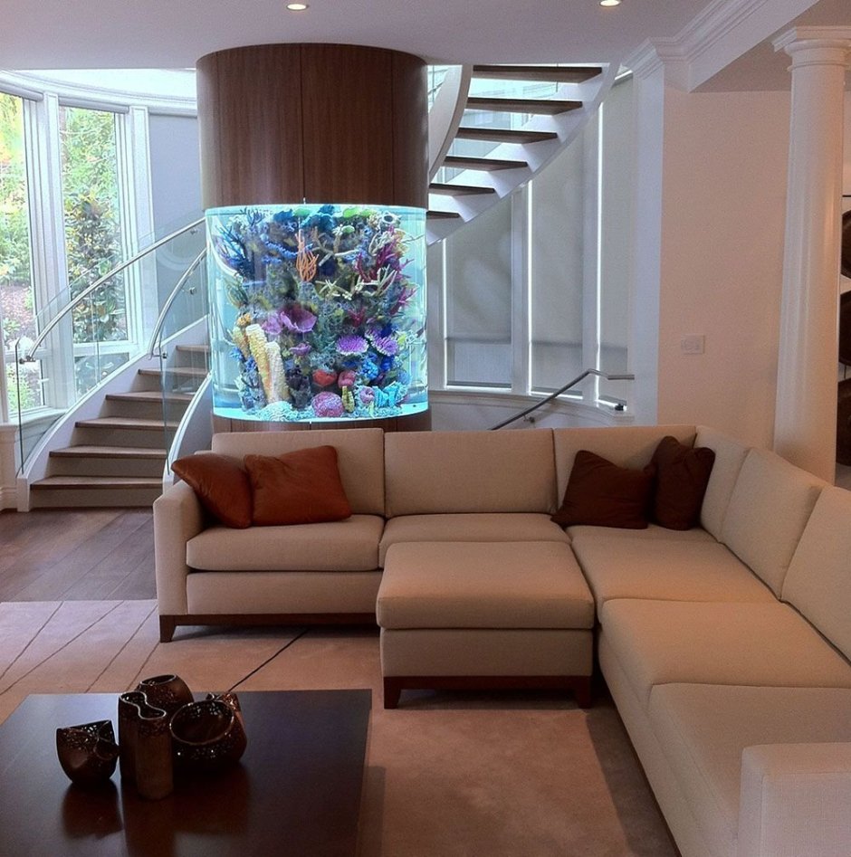 Большой аквариум в интерьере гостиной