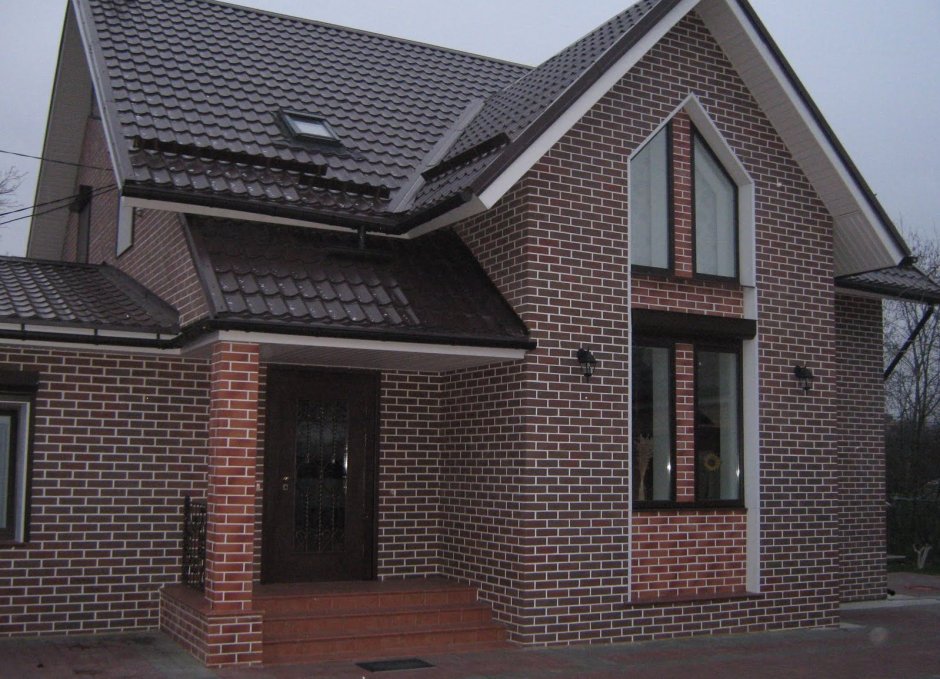Дом из коричневого кирпича