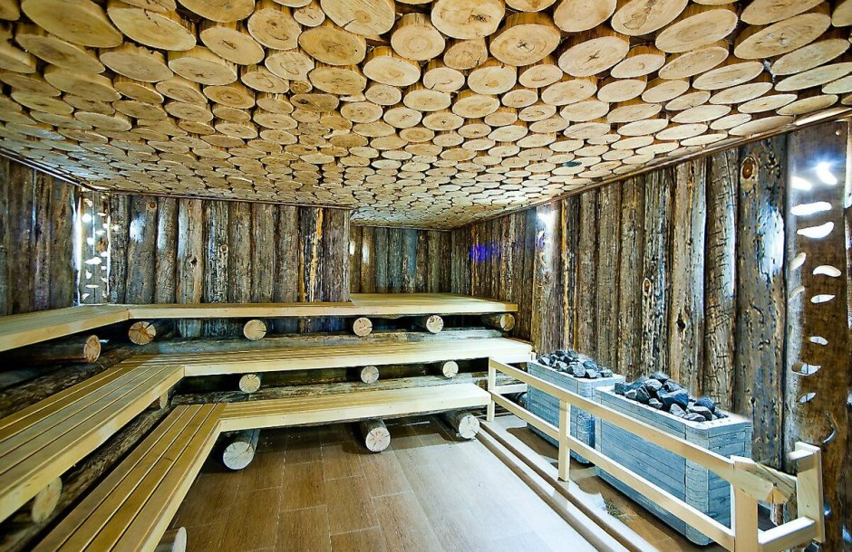 Потолок из спилов дерева