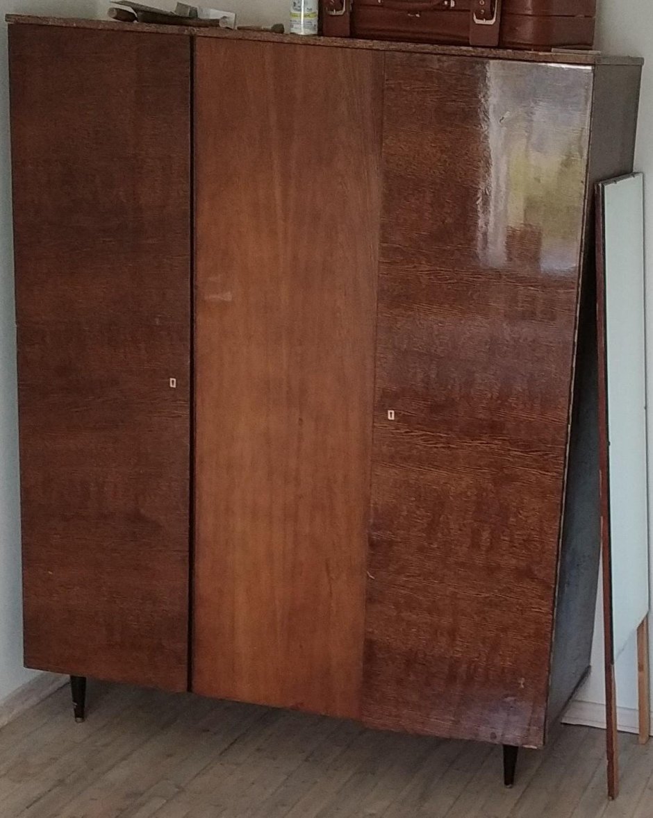 Старый лакированный шкаф