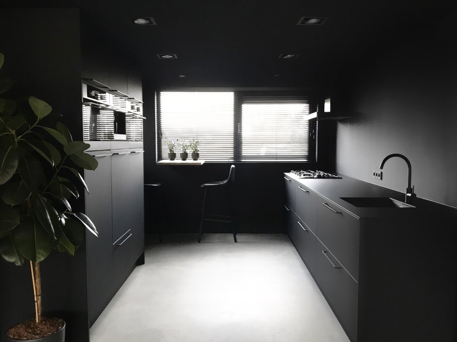 Черная кухня с черным потолком
