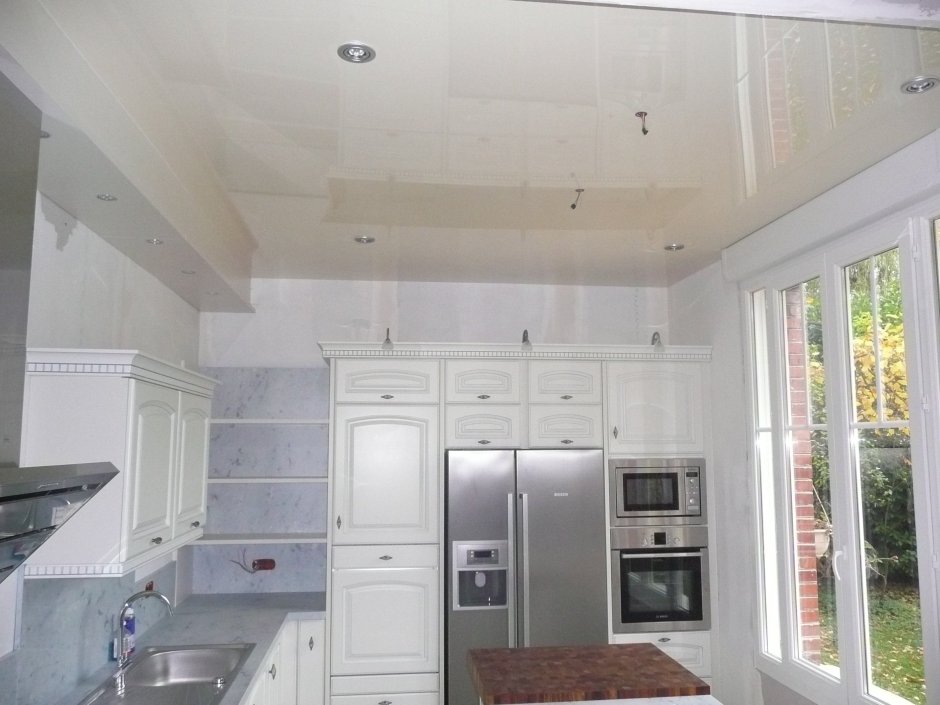 Белый глянцевый натяжной потолок на кухне
