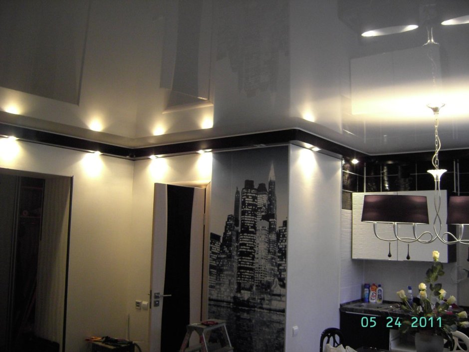 Серый глянцевый натяжной потолок на кухне
