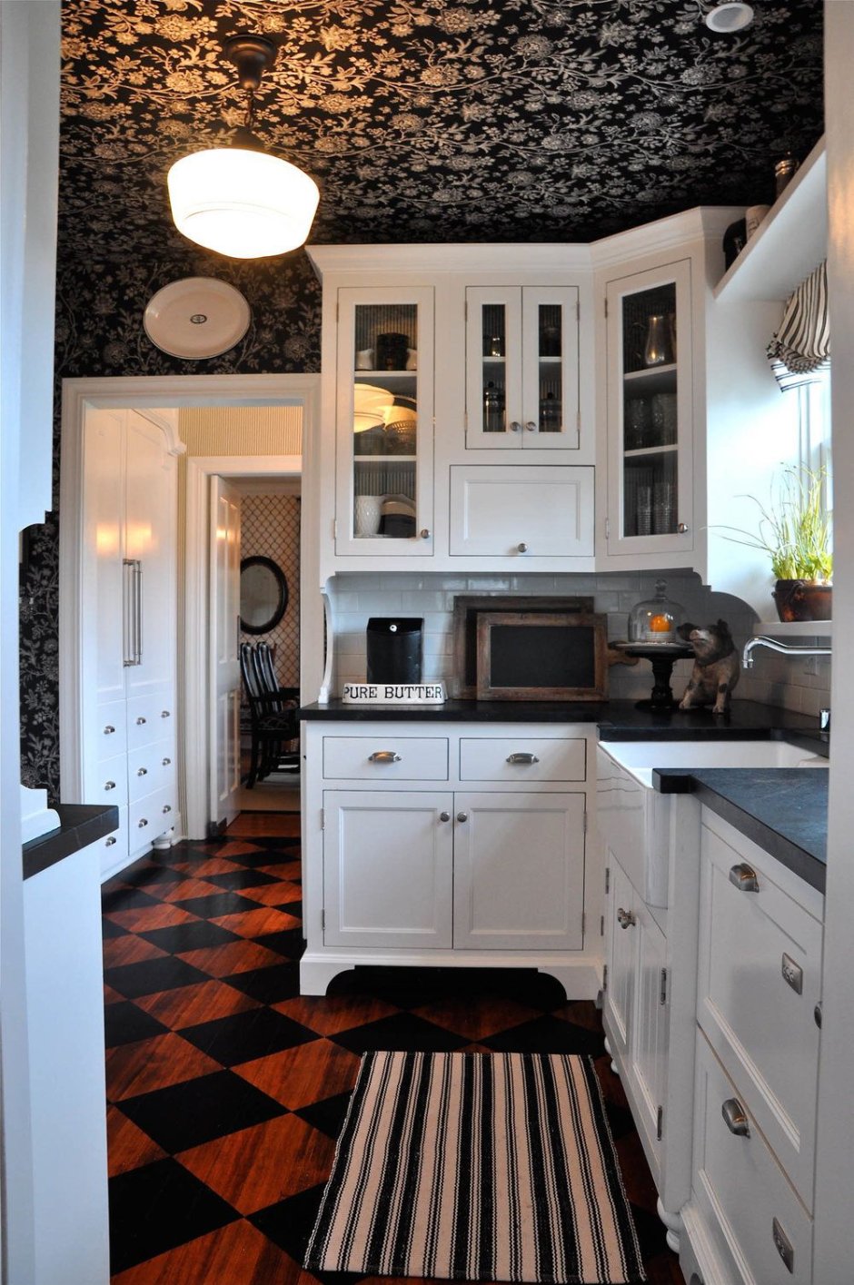Белая кухня с черным потолком