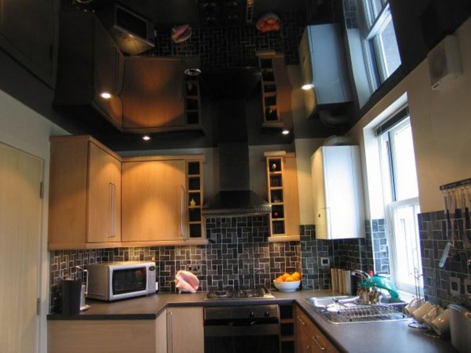 Натяжной потолок черный глянец на кухне