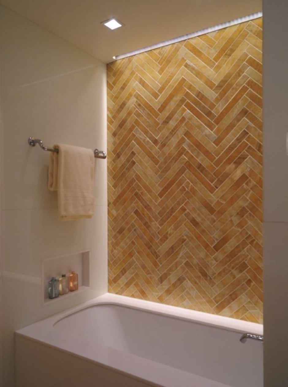 Плитка елочкой в ванной на стене