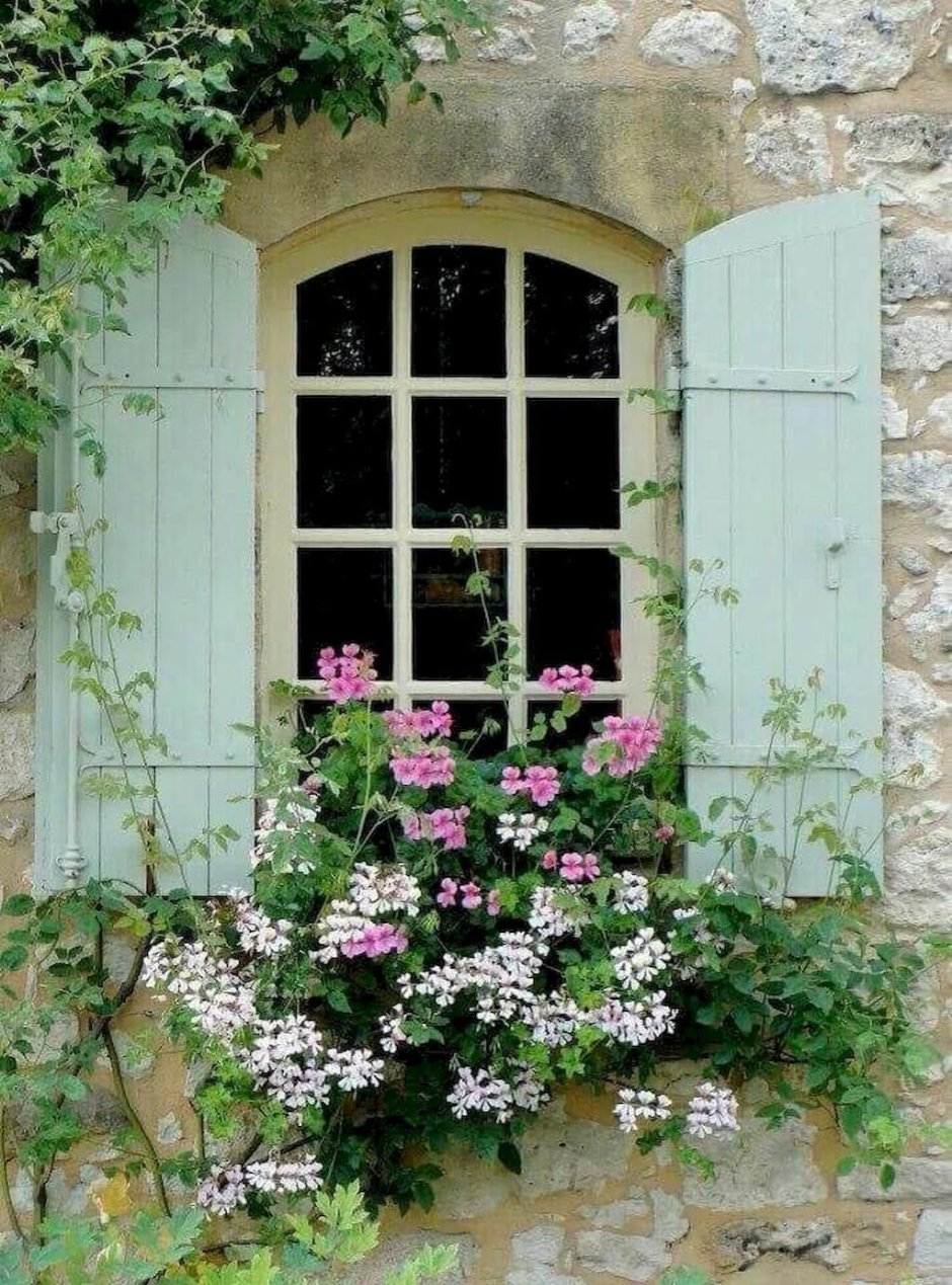 Красивое старинное окно