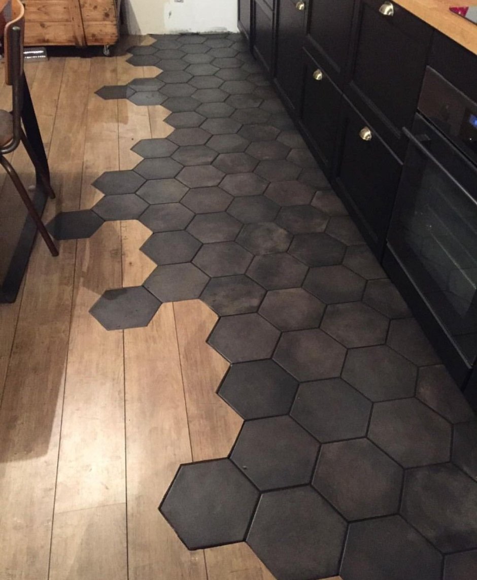 Плитка Гексагон на полу в кухне
