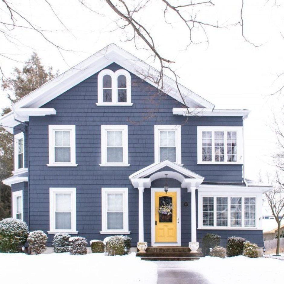 Голубой дом с белыми наличниками