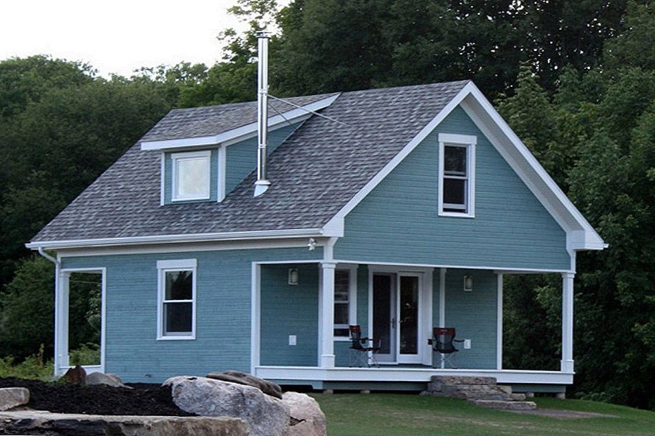Голубой дом с серой крышей