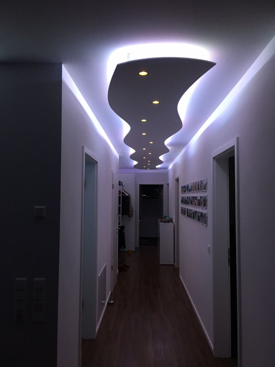 Потолок в коридоре из гипсокартона с подсветкой