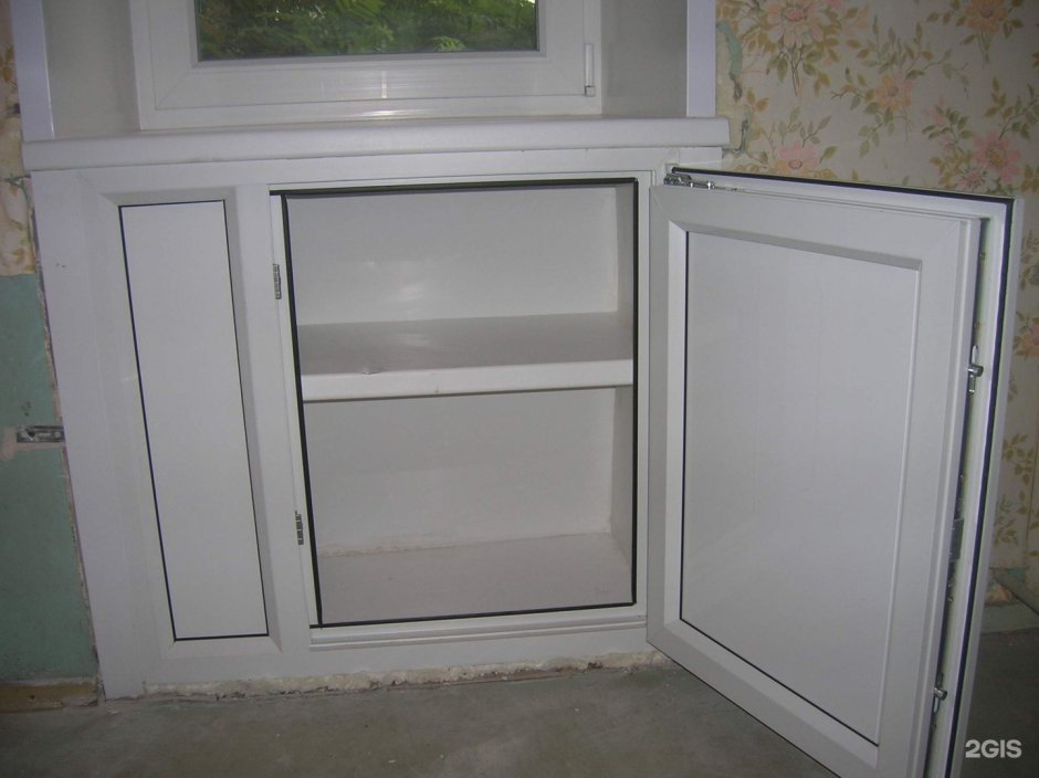 Холодильник под подоконником