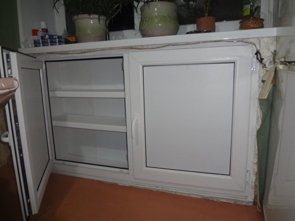 Хрущёвский холодильник под окном из пластика