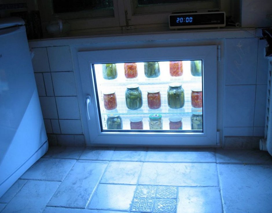 Уличный холодильник под окном