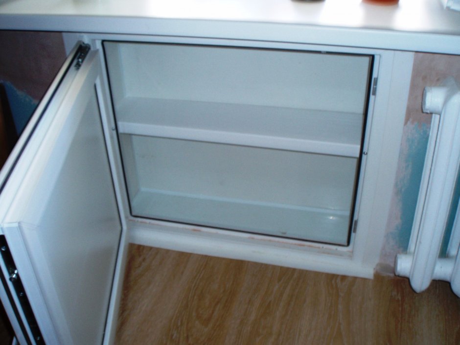 Хрущёвский с 1 дверцей холодильник под окном