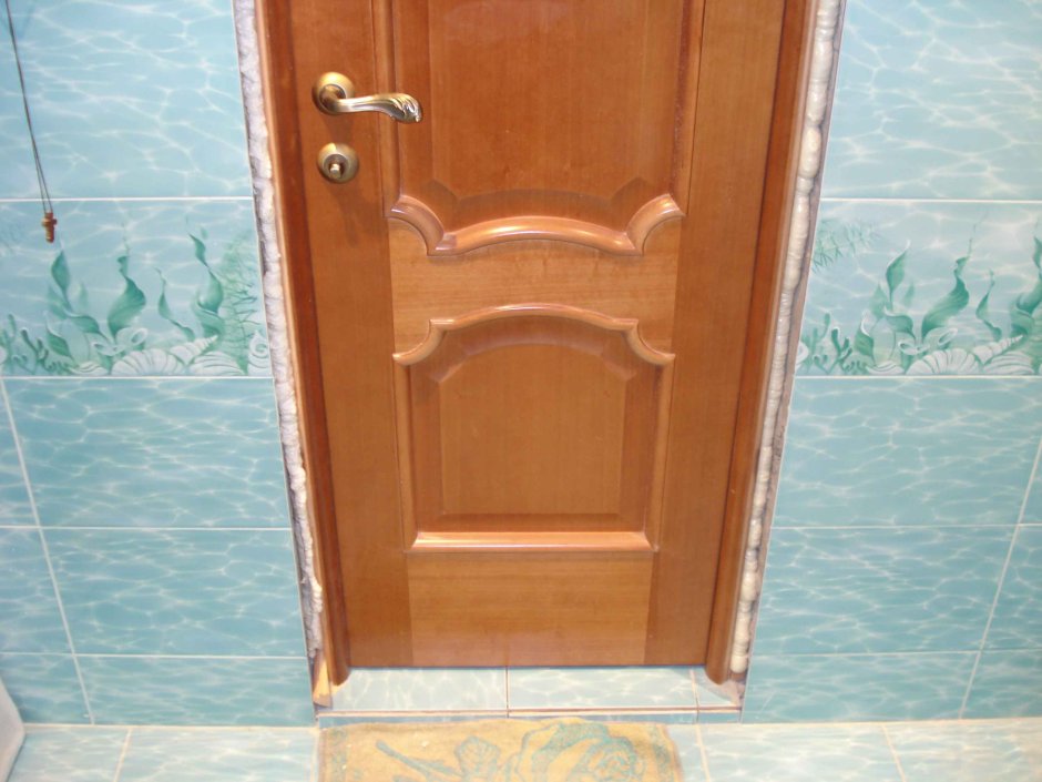 Отделка двери в ванной