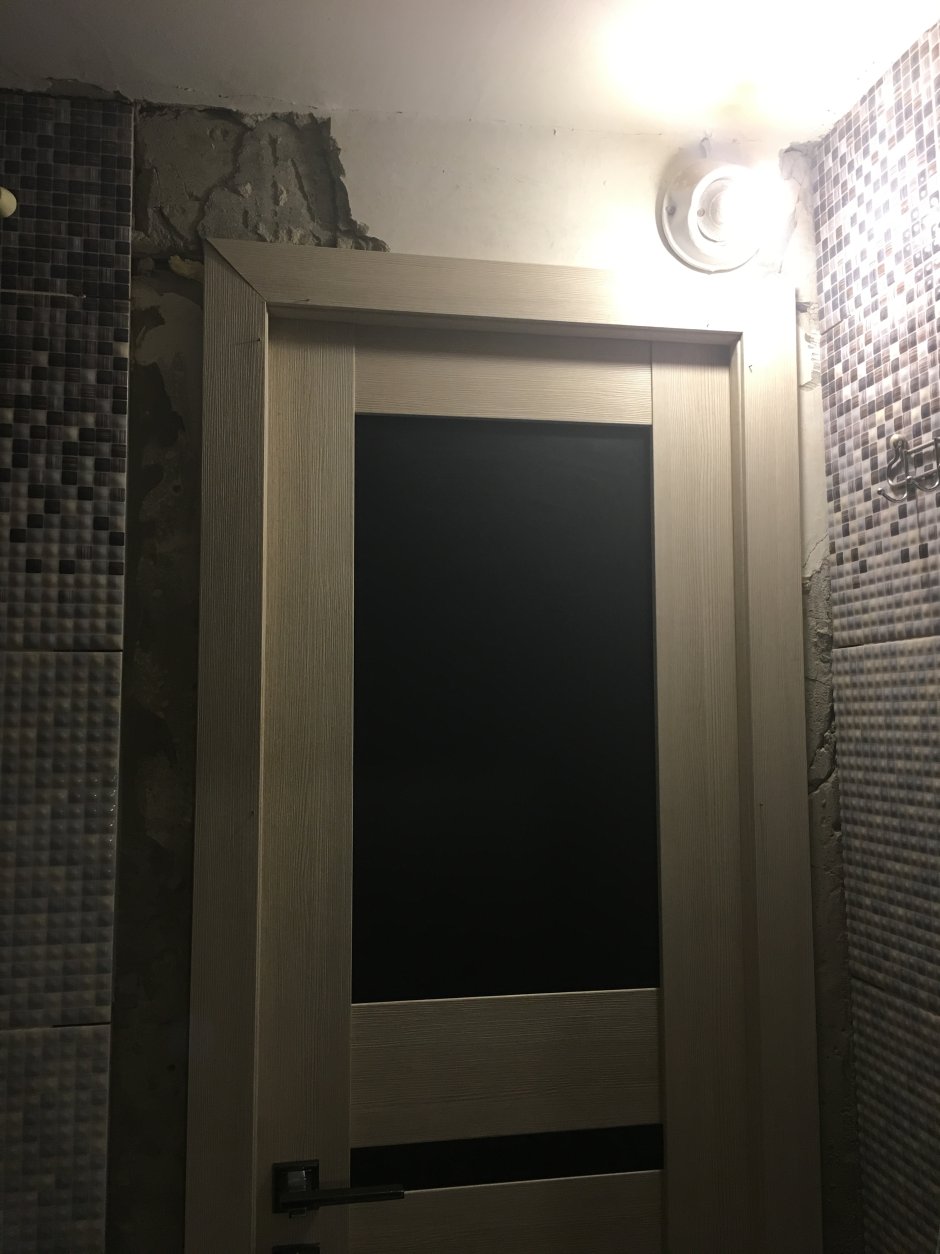 Плитка около двери в ванную комнату