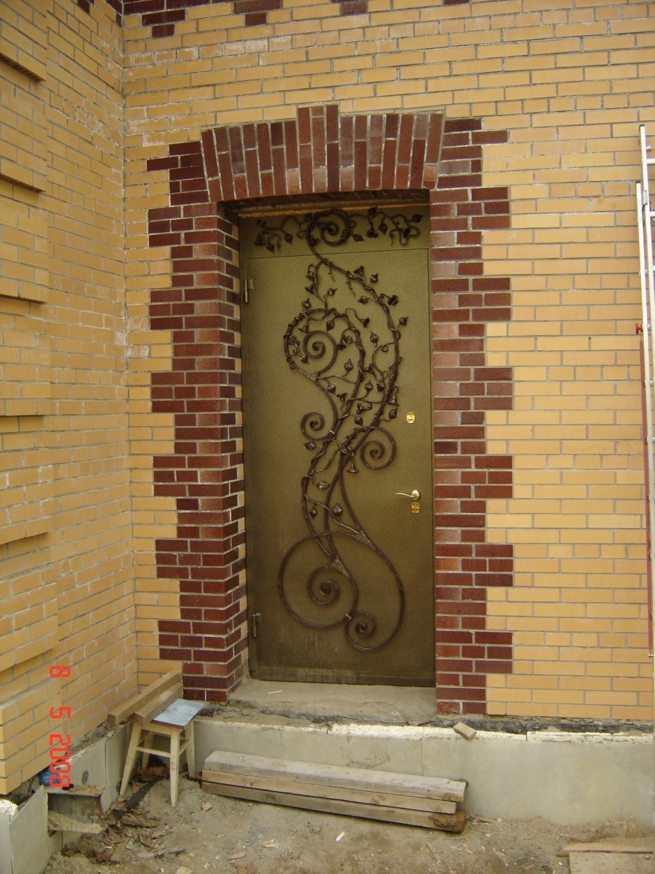 Декоративная плитка у входной двери