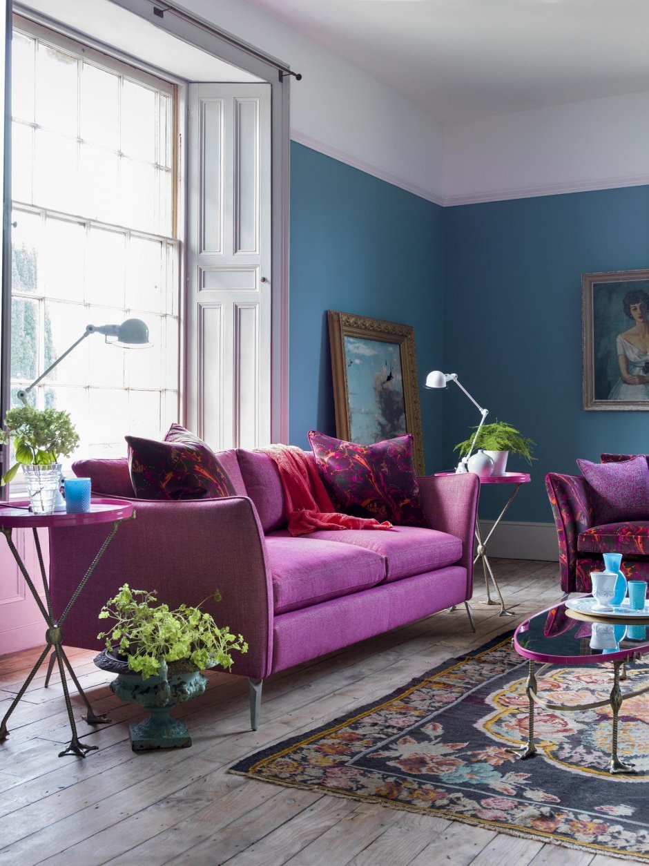 Цветной диван в интерьере