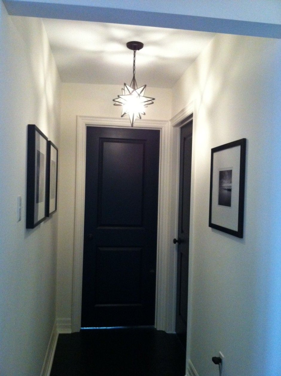 Черный коридор с белыми дверями