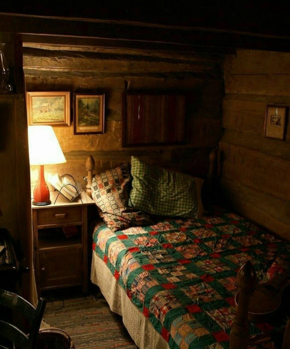 Уютная спальня в деревенском доме