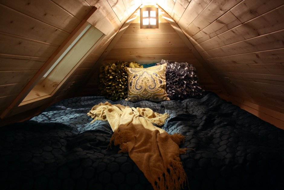 Уютная кровать на чердаке