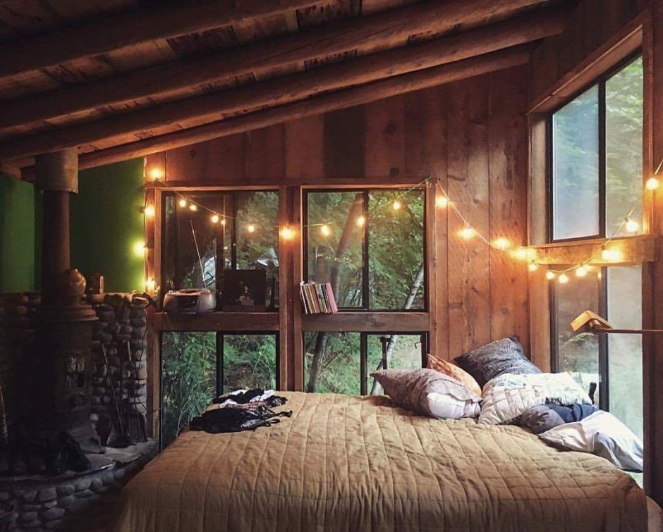 Уютная комната в лесу
