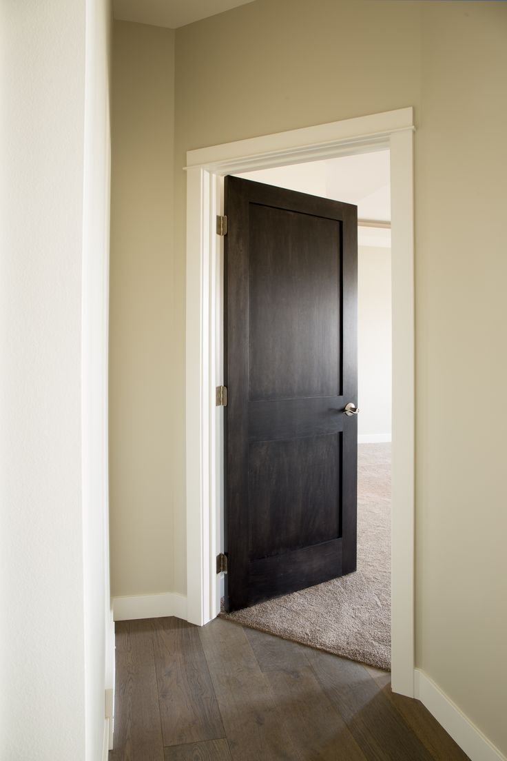 Белый плинтус и коричневые двери