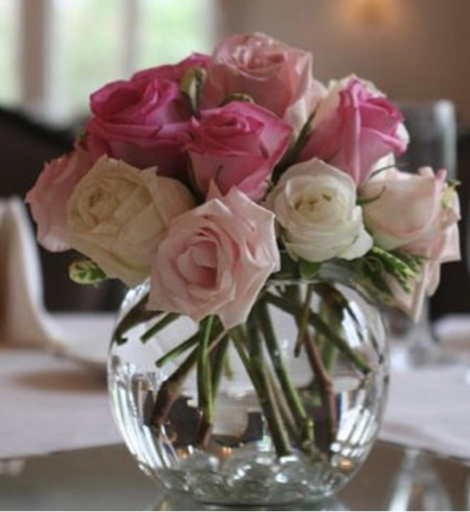 Букеты цветов в вазах на столе