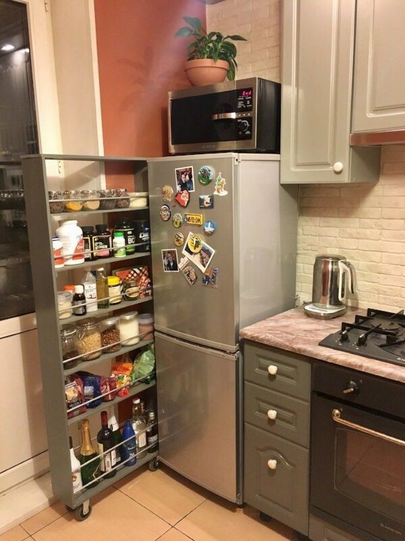 Выдвижной шкаф за холодильником