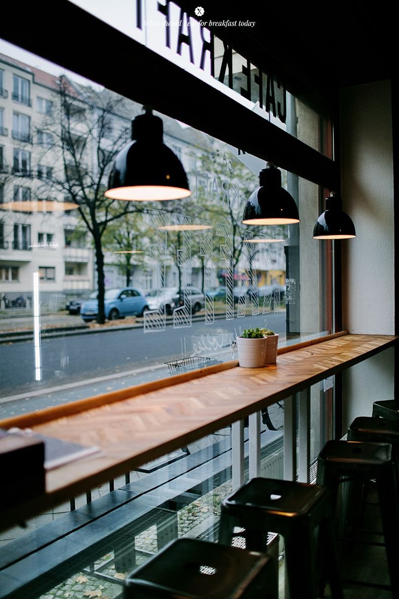 Барная стойка в кофейне у окна