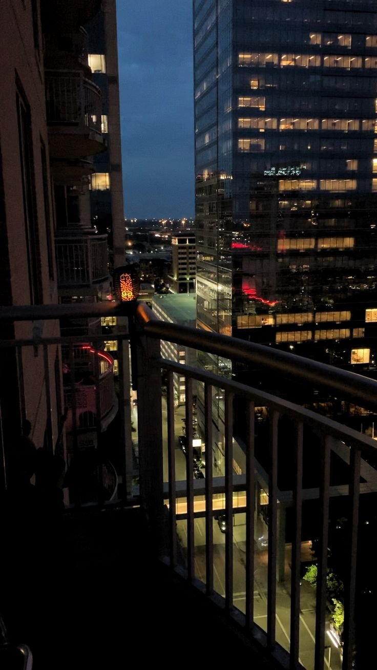 Вид с балкона на ночной город