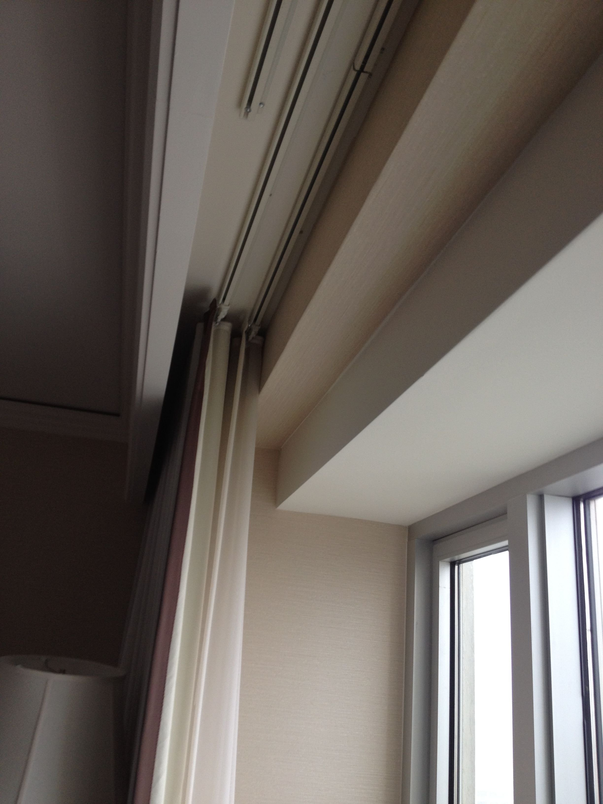 Скрытый карниз на потолке. Потолочная ниша для штор. Встраиваемый потолочный карниз для штор. Гардина потолочная. Скрытая потолочная гардина.