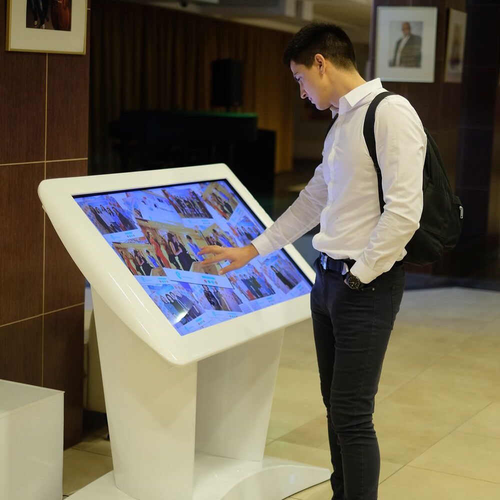 Сенсорные экраны москва. Сенсорный стол интерактивный. Интерактивная сенсорная панель. Интерактивный сенсорный стол для музея. Интерактивный стол планшет.