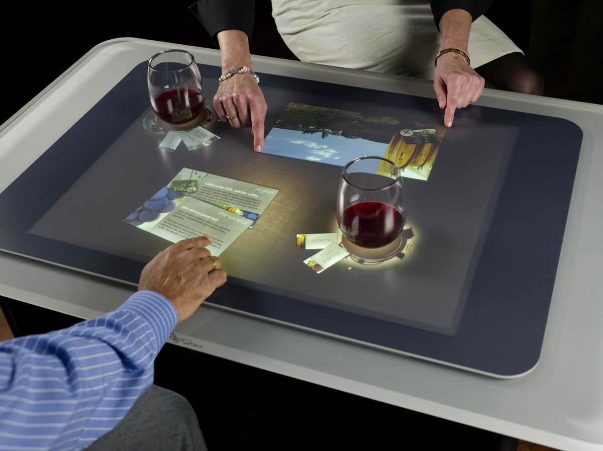 Стол планшет андроид. Сенсорный стол в ресторане. Интерактивный стол в кафе. Сенсорный стол интерактивный. Планшет на столе.
