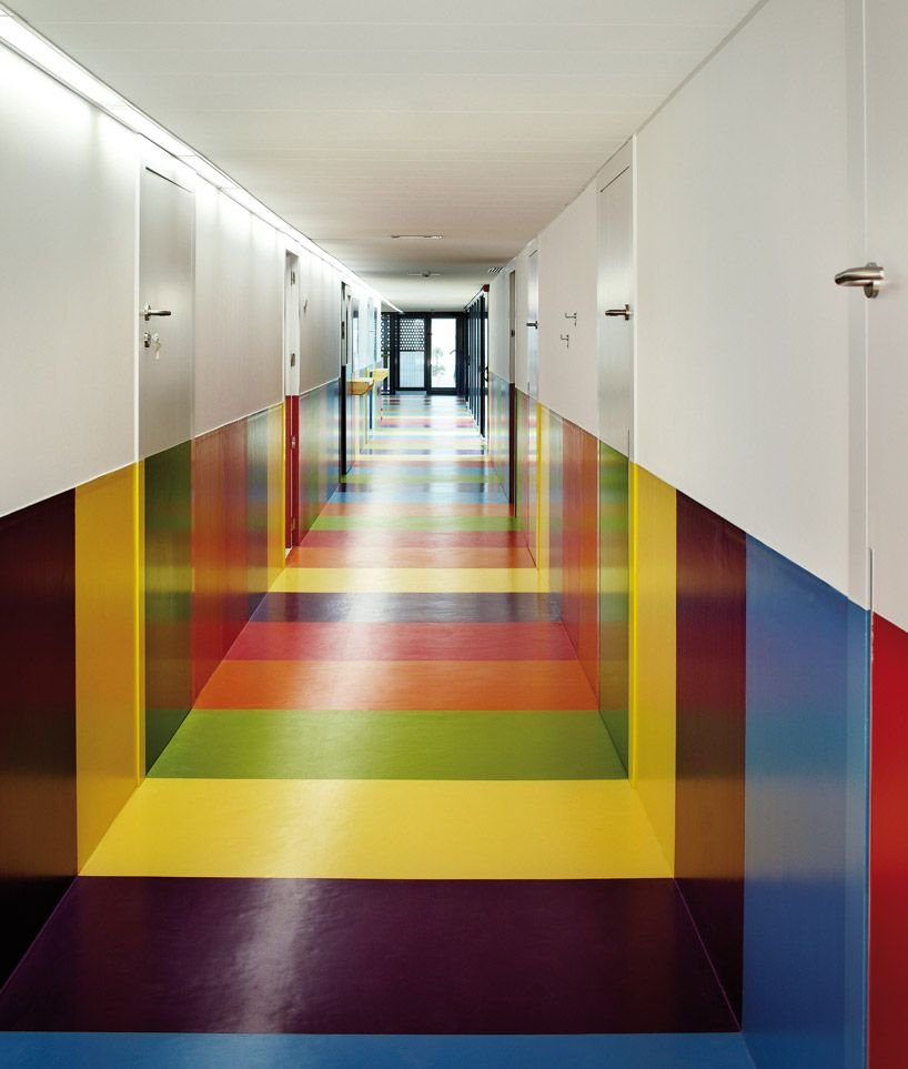 Разноцветные стены в школе