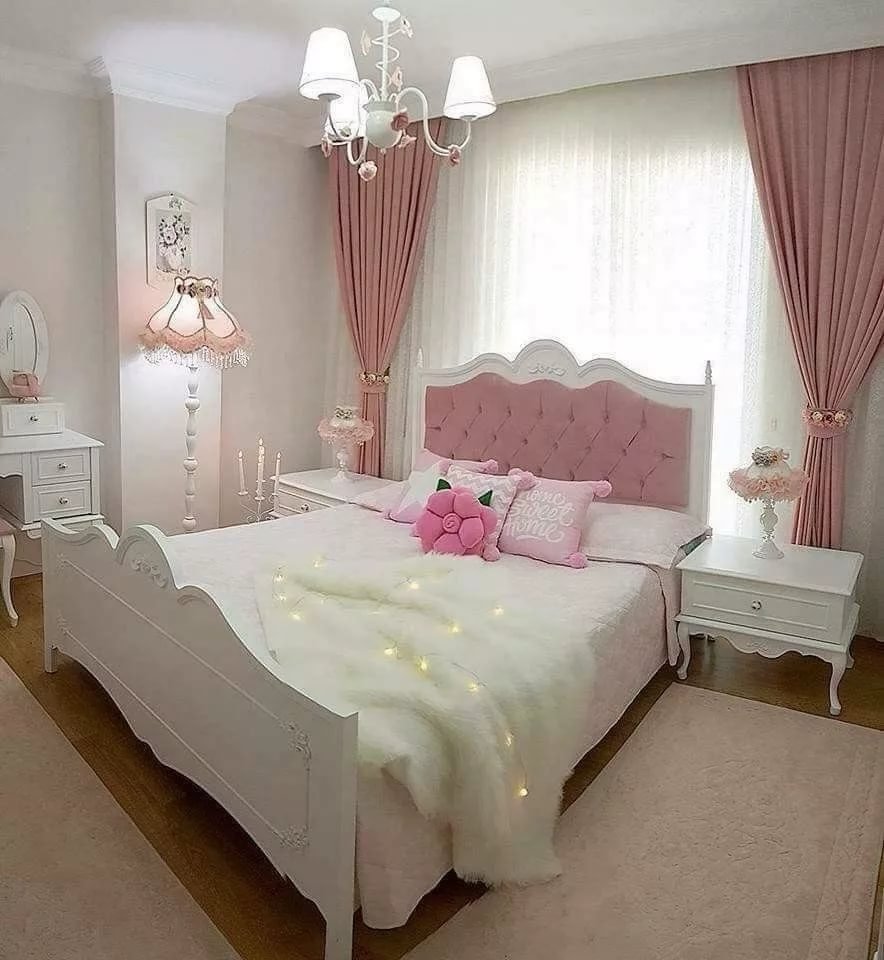 Комната для девочки с большой кроватью