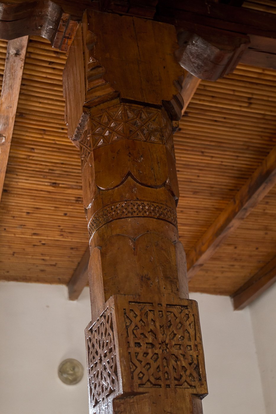 Древние деревянные колонны