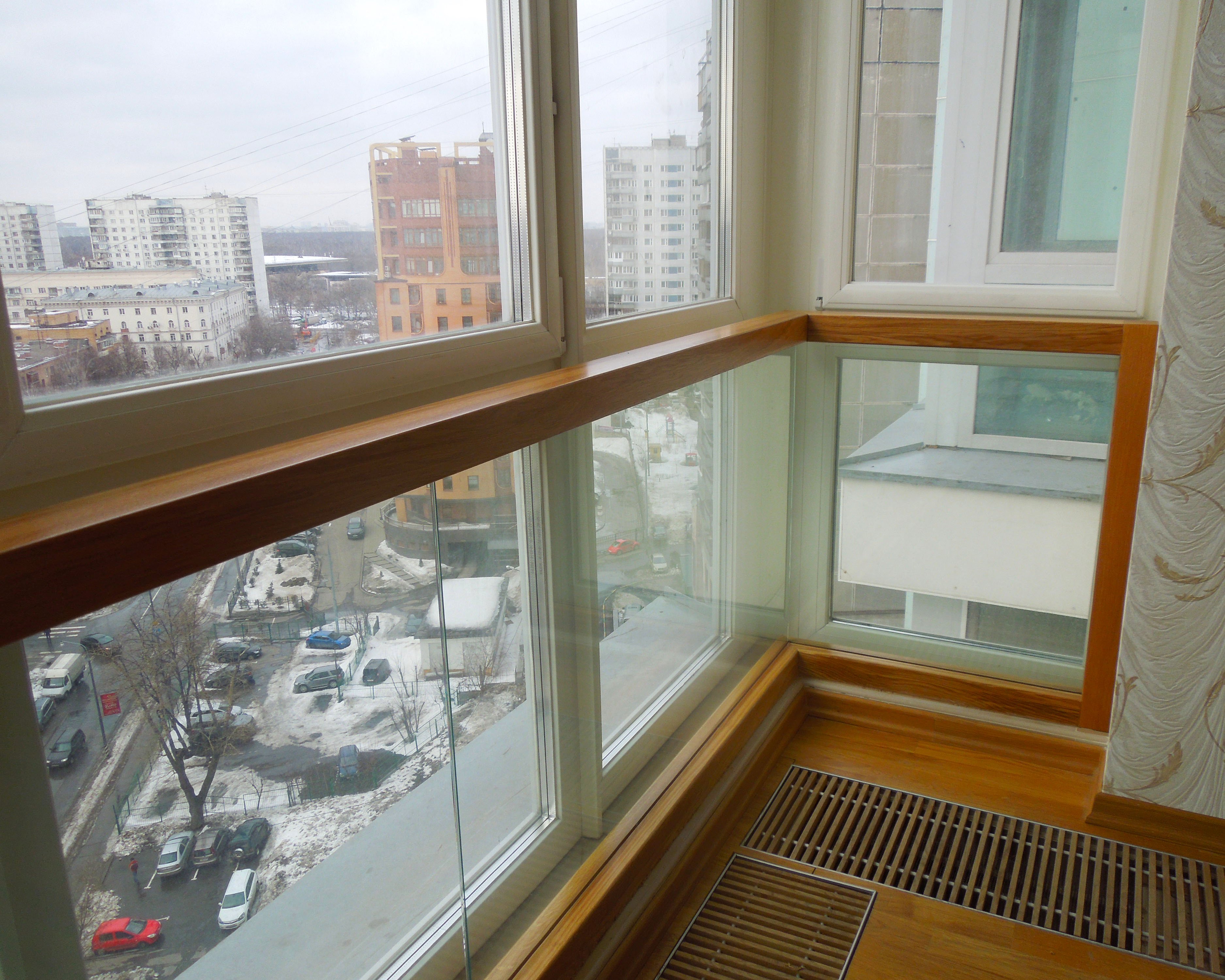 Подоконник на балконе на окно. Французское панорамное остекление балкона п44. Ограждение на лоджии с панорамным остеклением. Стеклянный балкон. Панорамные окна на балконе.