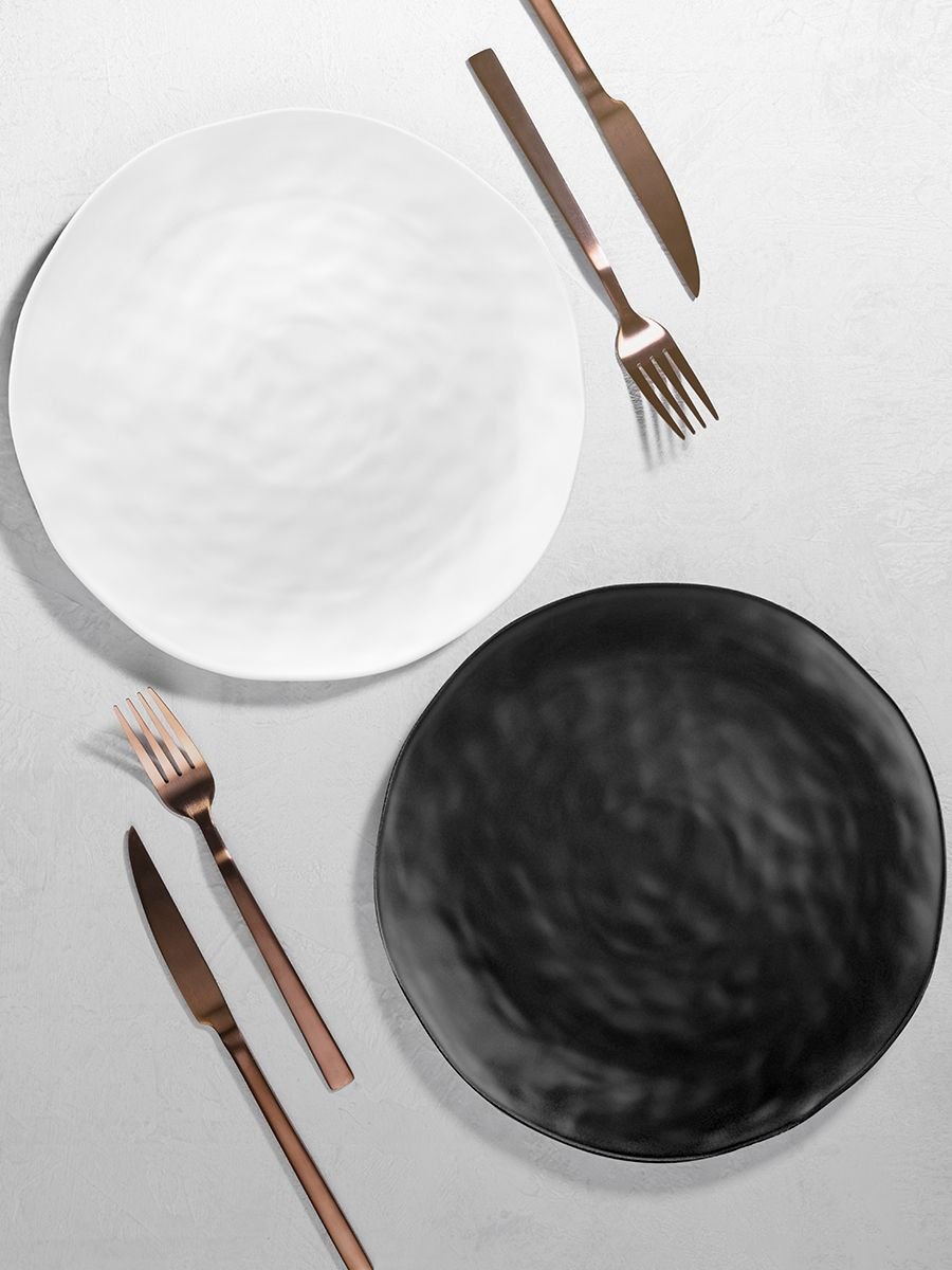 Белые тарелки с черными черточками