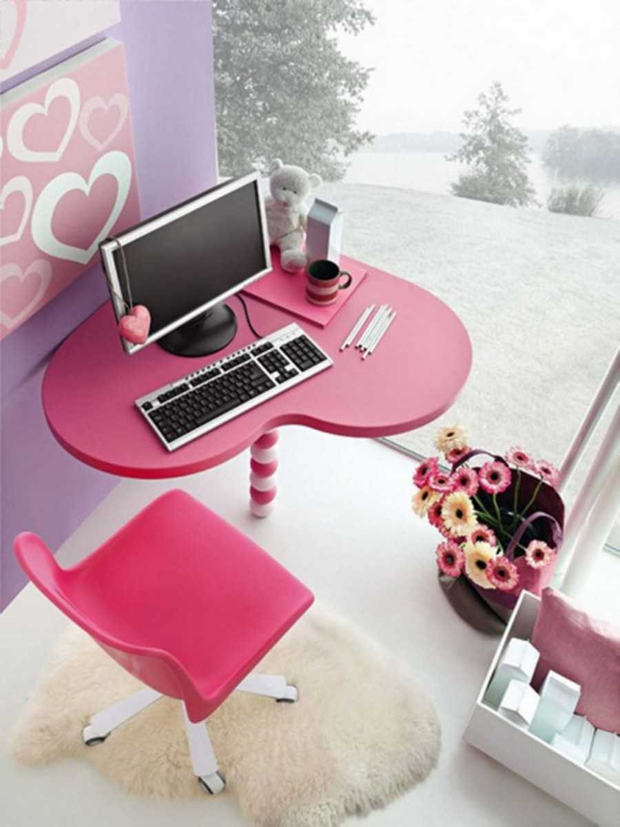 Розовый компьютерный стол