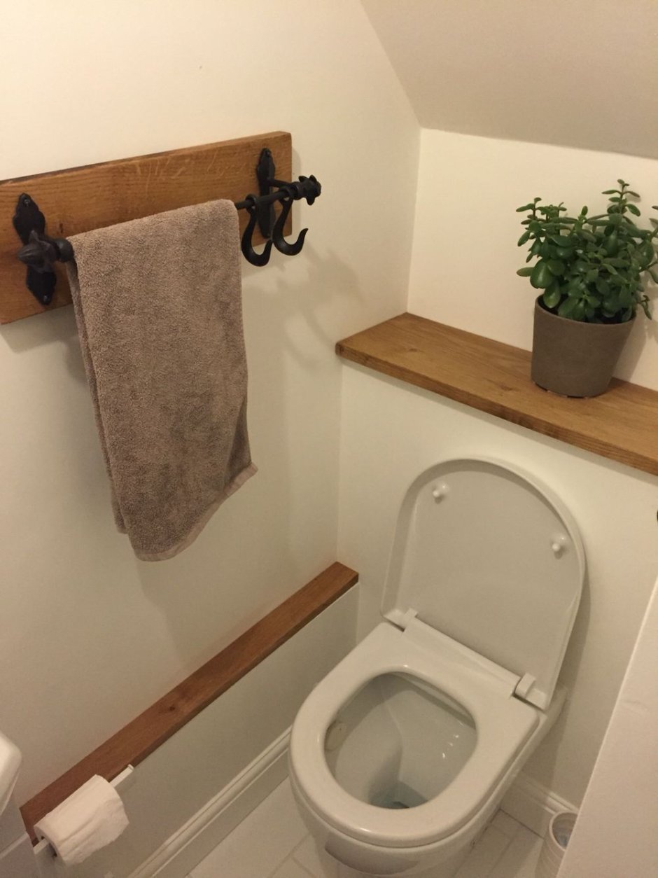 Деревянная полочка в туалет