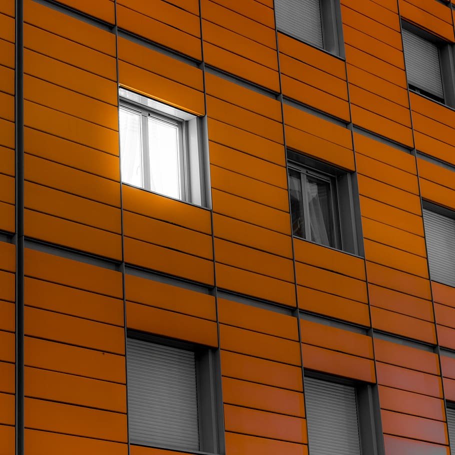 Серо оранжевые здания