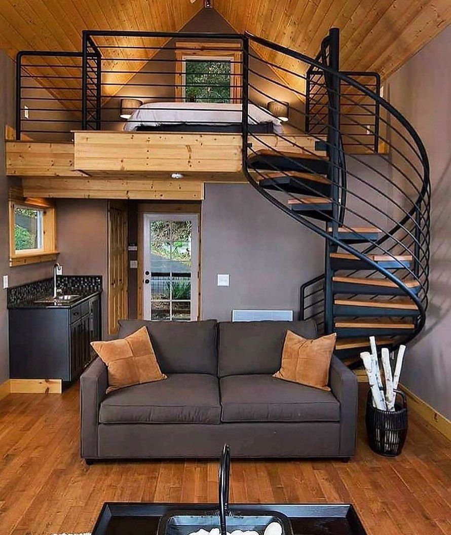 Двухэтажный дачный дом с лестницей внутри дома